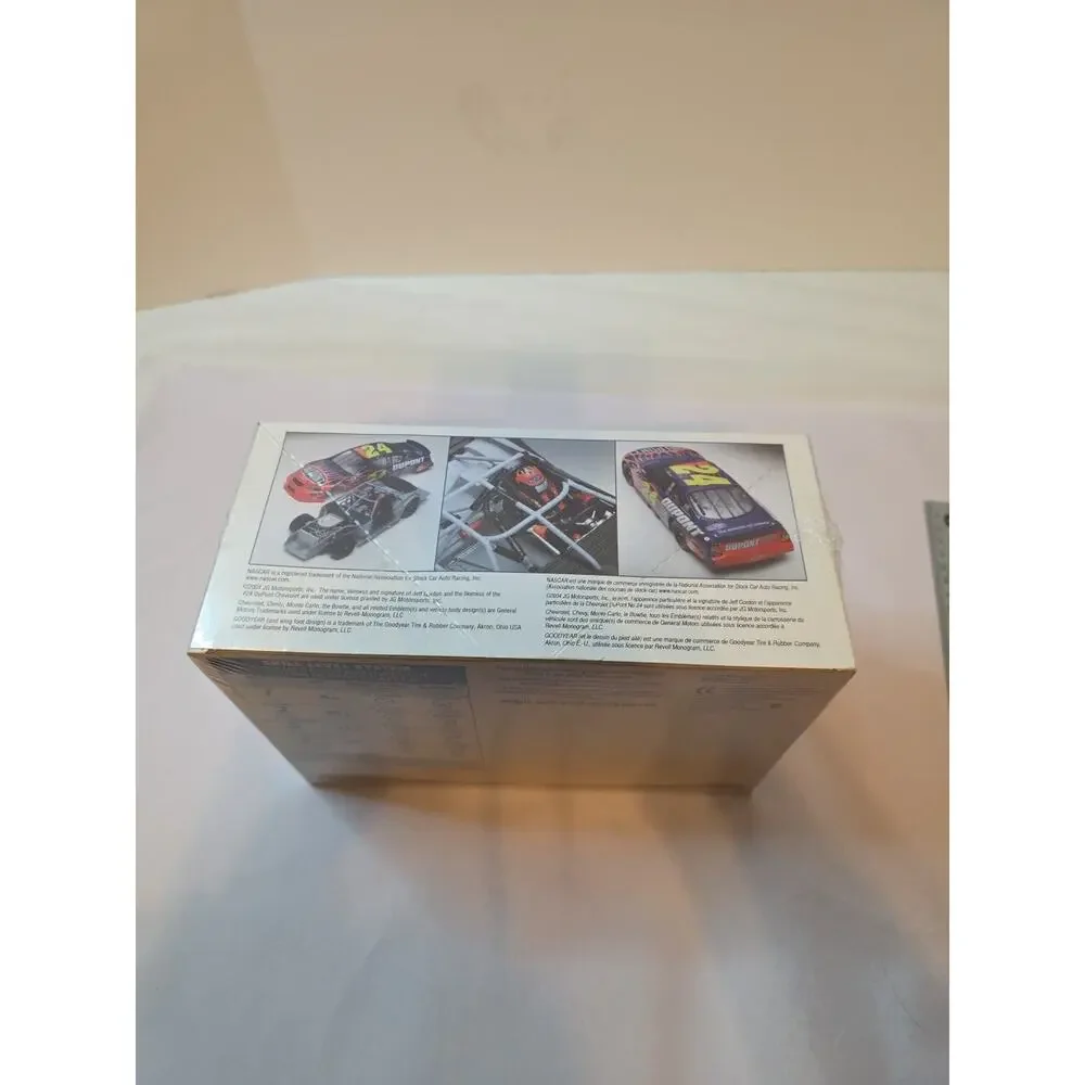 WONDERFUL REVELL JEFF GORDON DUPONT 2004 MONTE CARLO 1:24 SCALE CAR